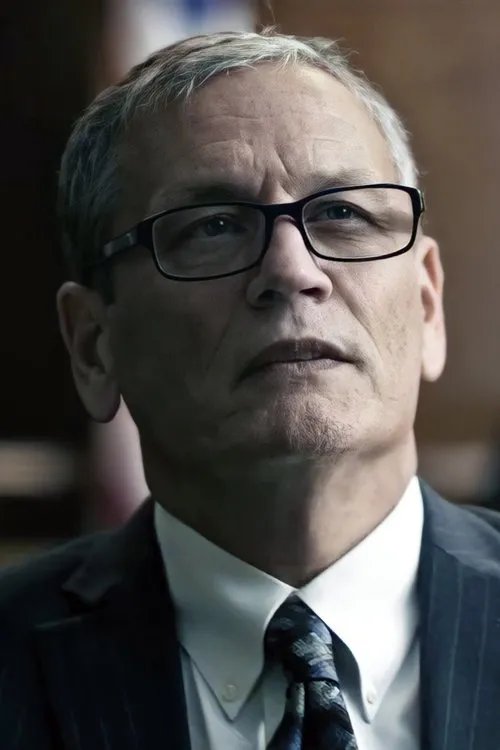 A.J. Ford interpretando a Agent Tucker