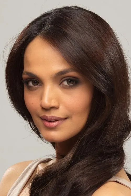 Aamina Sheikh interpretando a 