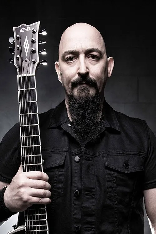 Aaron Aedy interpretando a Self - Rhythm Guitar