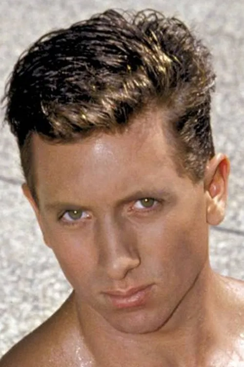 Aaron Austin interpretando a 