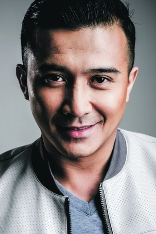Aaron Aziz interpretando a Hariz