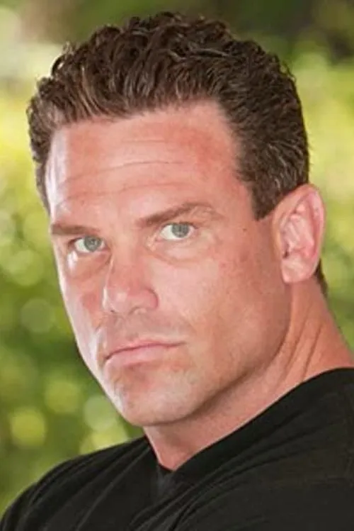 Aaron Brink interpretando a Self