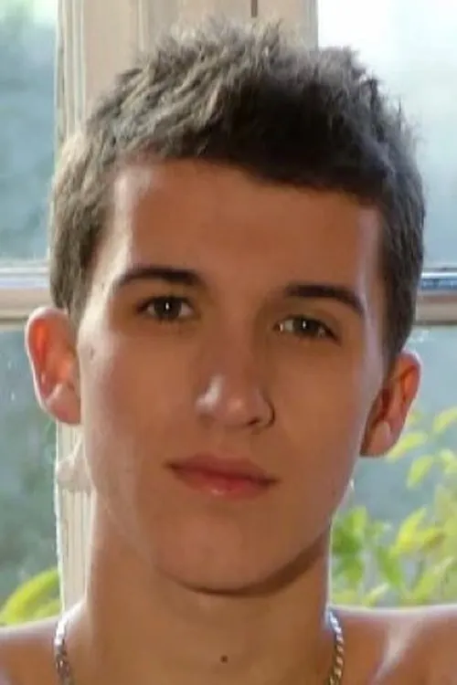 Aaron Burns interpretando a 