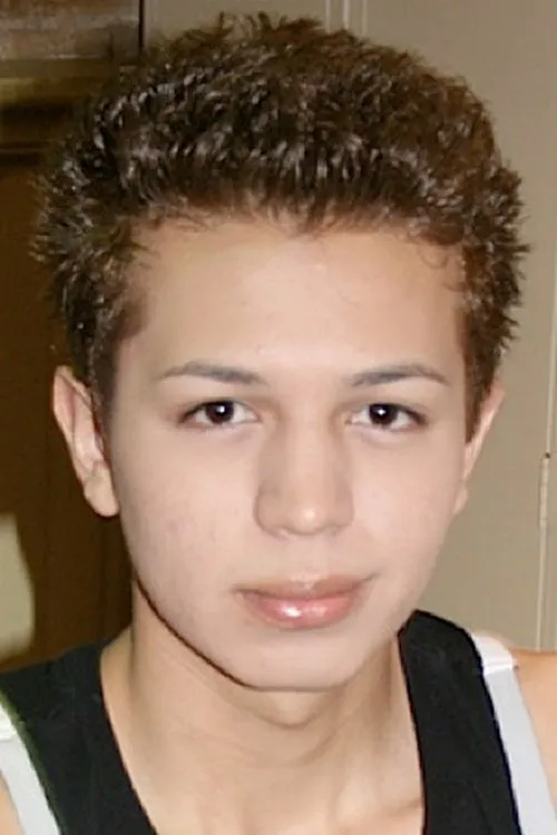 Aaron Castillan interpretando a