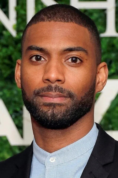 Aaron Cobham interpretando a Sam