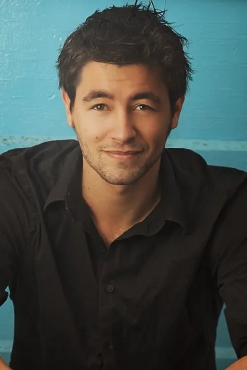 Aaron Galvin interpretando a Nate