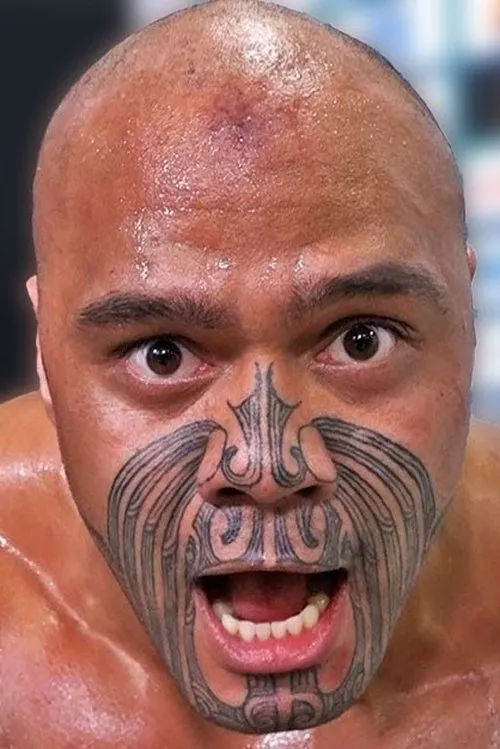 Aaron Henry interpretando a Aaron Henare