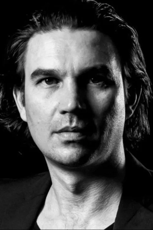 Aaron J. March interpretando a Tommy