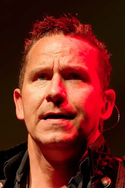 Aaron MacDonald interpretando a saxophone, keyboards, harmonica, backing vocals