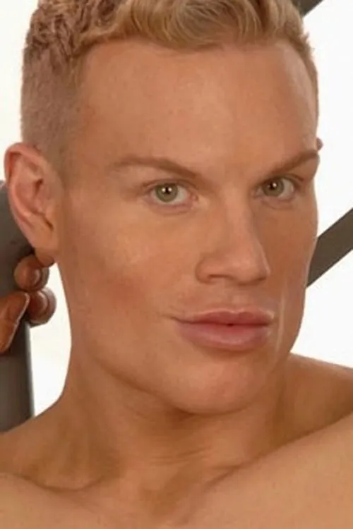 Aaron Mark interpretando a 