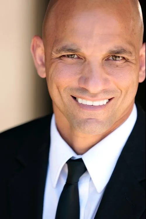 Aaron Pina interpretando a Sergeant Jax Maxwel