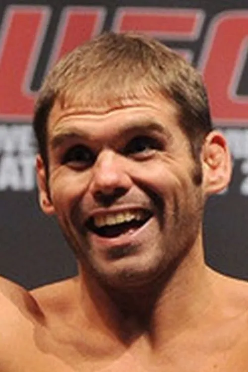 Aaron Riley interpretando a Self