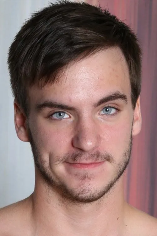 Aaron Slate interpretando a 