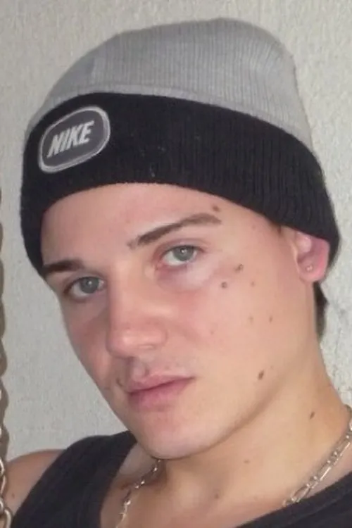 Aaron Starr interpretando a Julot, the beggar