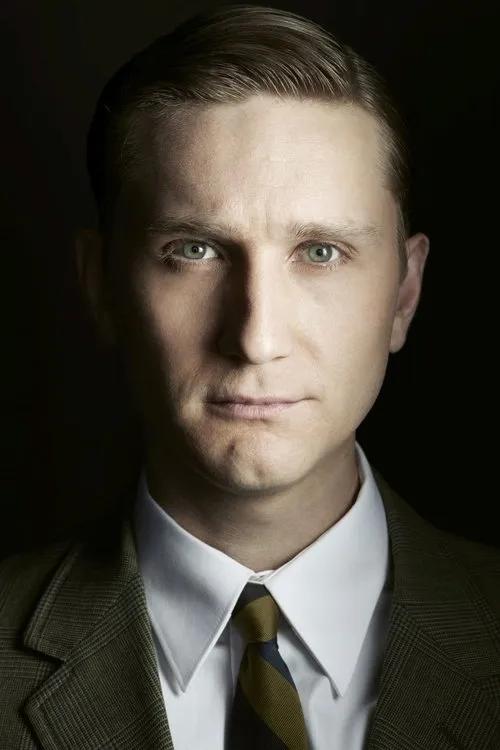 Aaron Staton interpretando a Mike Neary