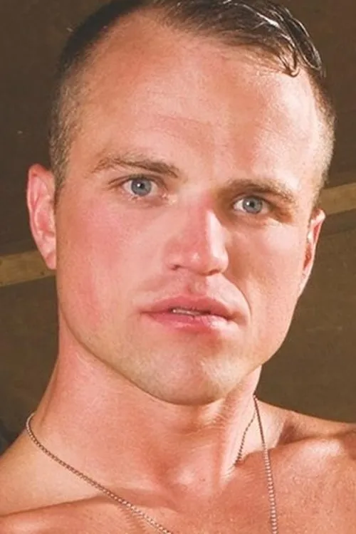 Aaron Summers interpretando a 