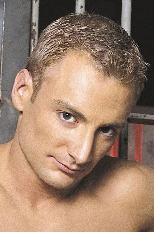 Aaron Tanner interpretando a 