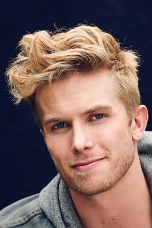 Aaron Thornton interpretando a Adam