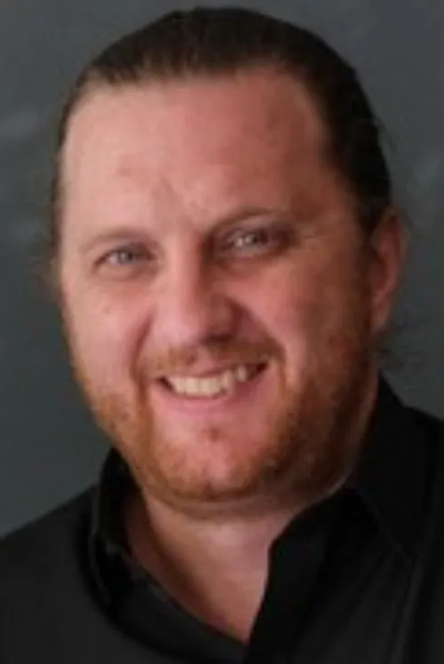 Aaron Toronto interpretando a The Reporter