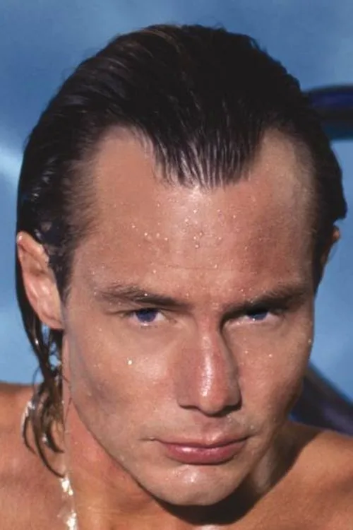 Aaron Wells interpretando a 