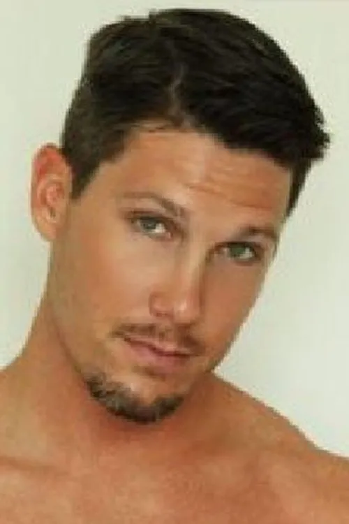 Aaron Wilcox interpretando a 