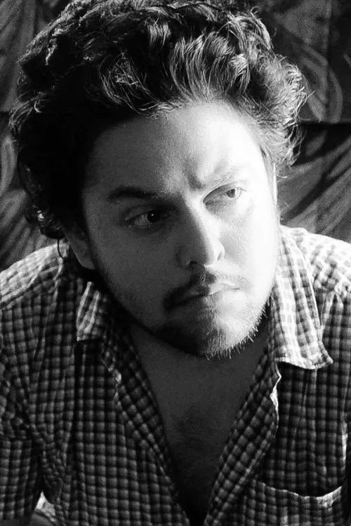 Aaryan Ramani Girijavallabhan interpretando a Ajith