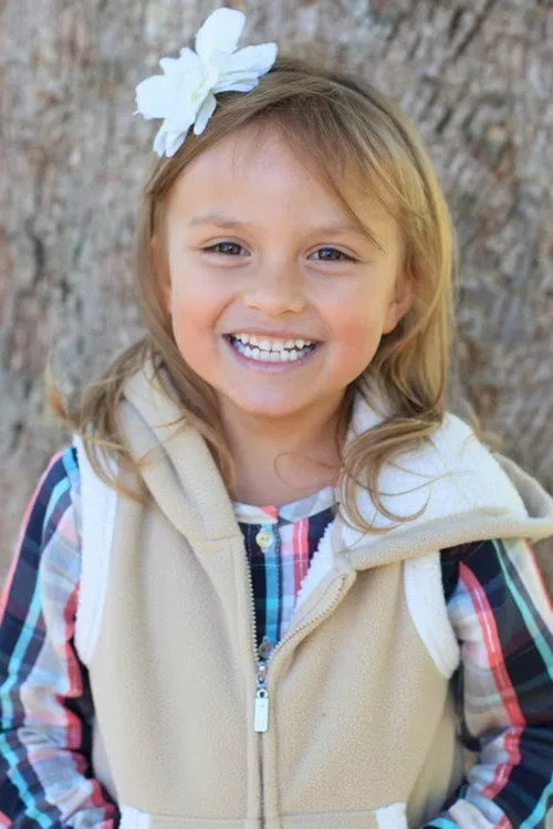 Abbi Chally interpretando a Little Girl