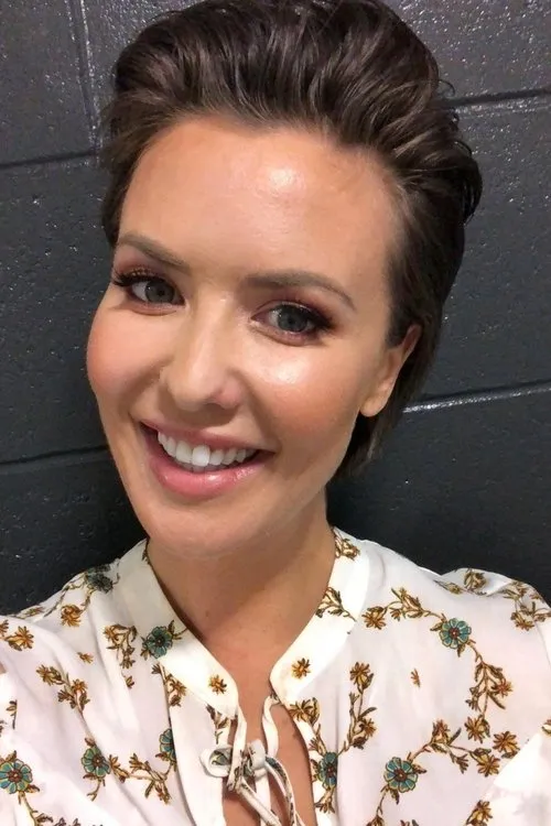 Abby Coleman interpretando a Mary