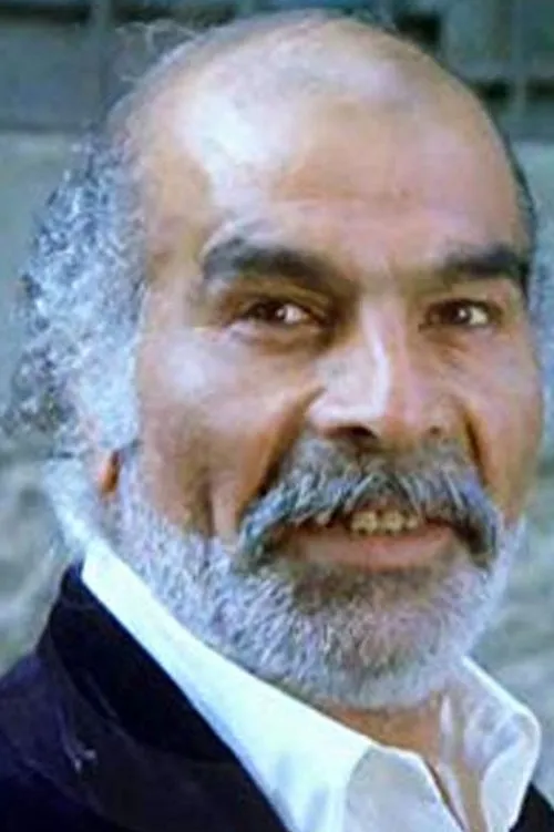 Abdi Algül interpretando a 