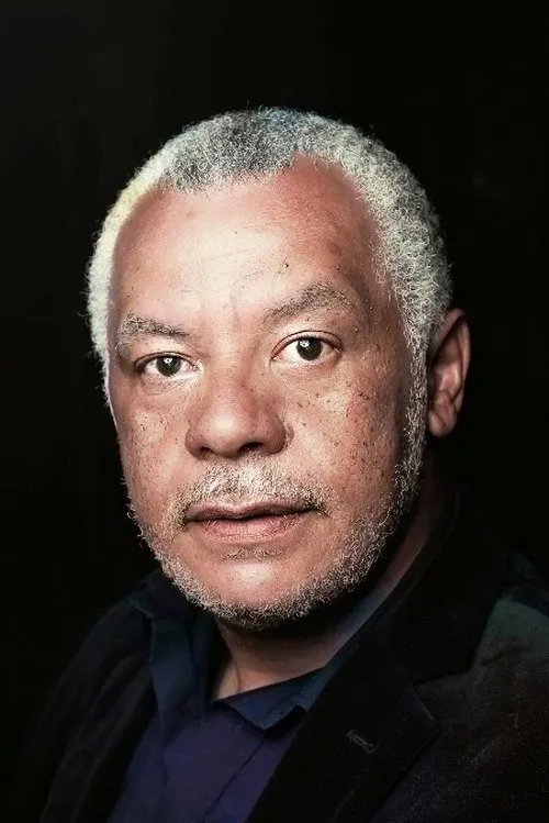 Abduragman Adams interpretando a Tito Hanekom