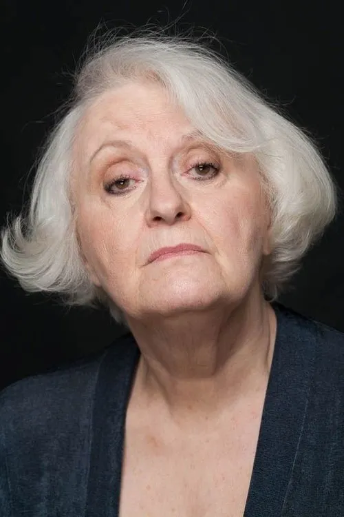 Abigail Hamilton interpretando a Miss Dunstan