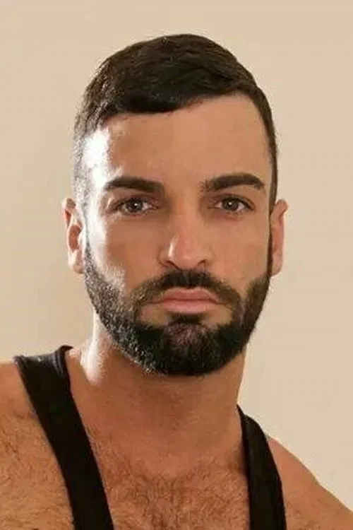 Abraham Al Malek interpretando a 