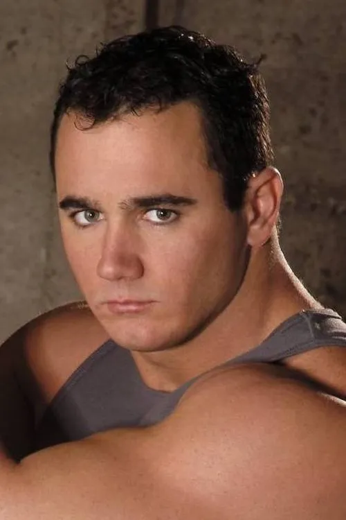 Ace Hanson interpretando a Mitch