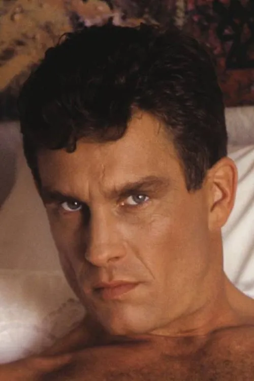 Ace Harden interpretando a