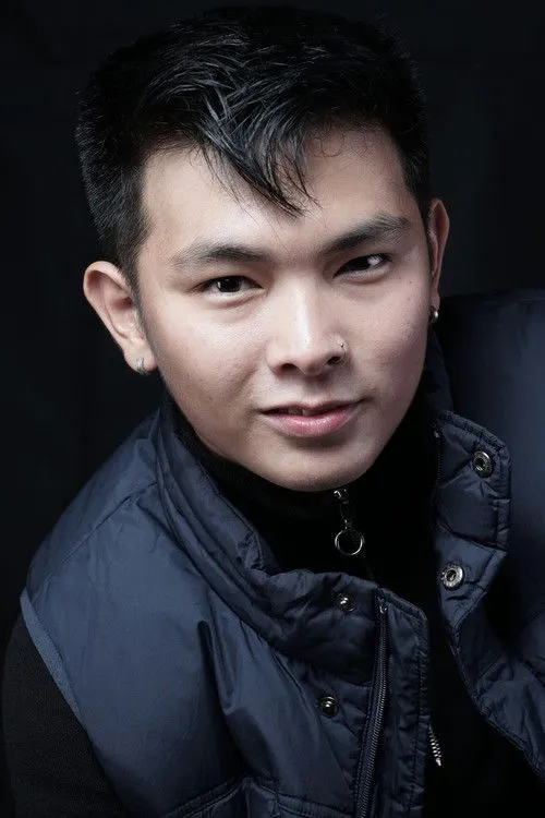 Ace Raval interpretando a Askal