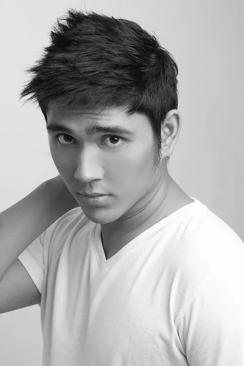 Acey Aguilar interpretando a 