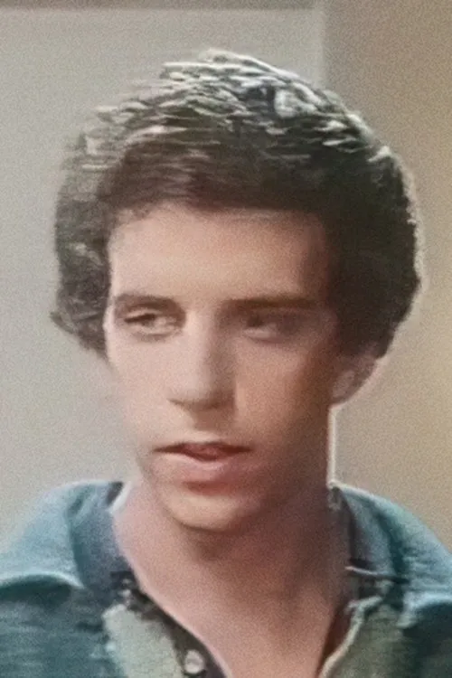 Adam Adams interpretando a Teddy