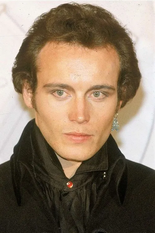 Adam Ant interpretando a Eric Boggs