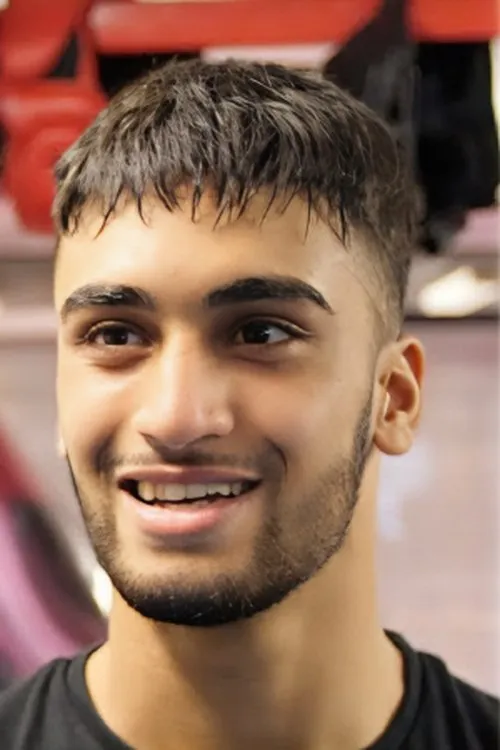 Adam Azim interpretando a Self