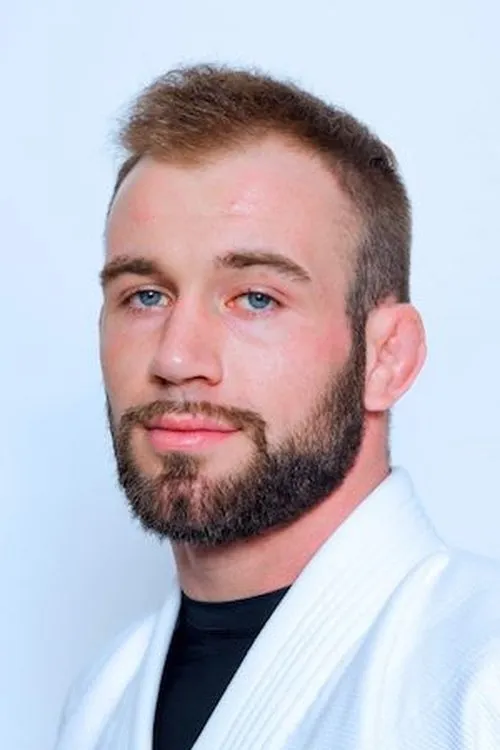 Adam Bradley interpretando a Self