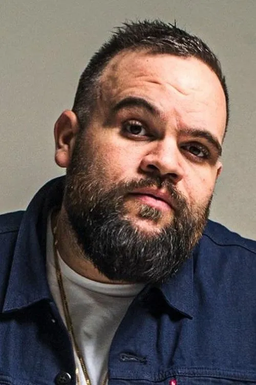 Adam Briggs interpretando a Self