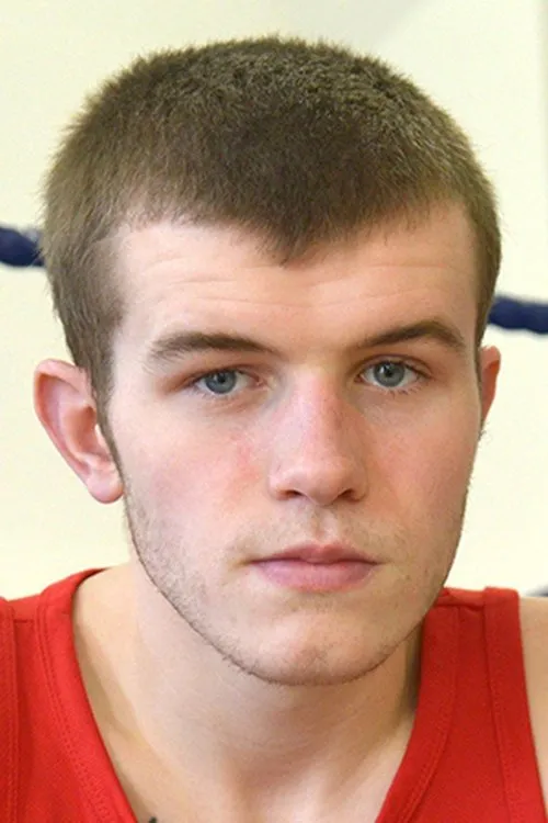 Adam Cope interpretando a Self