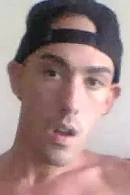 Adam Cyber interpretando a 