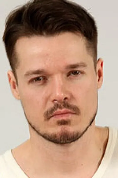 Adam Dacre interpretando a 