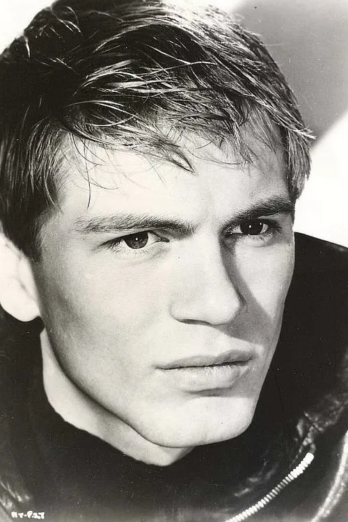 Adam Faith interpretando a Harry Jukes