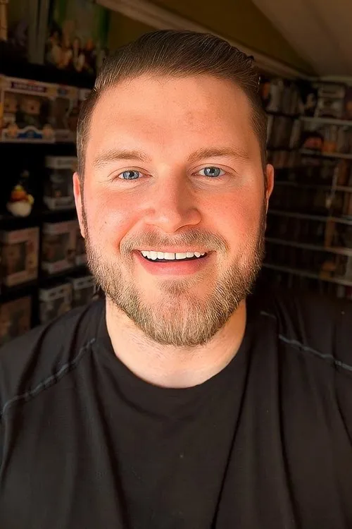 Adam Freeman interpretando a Self