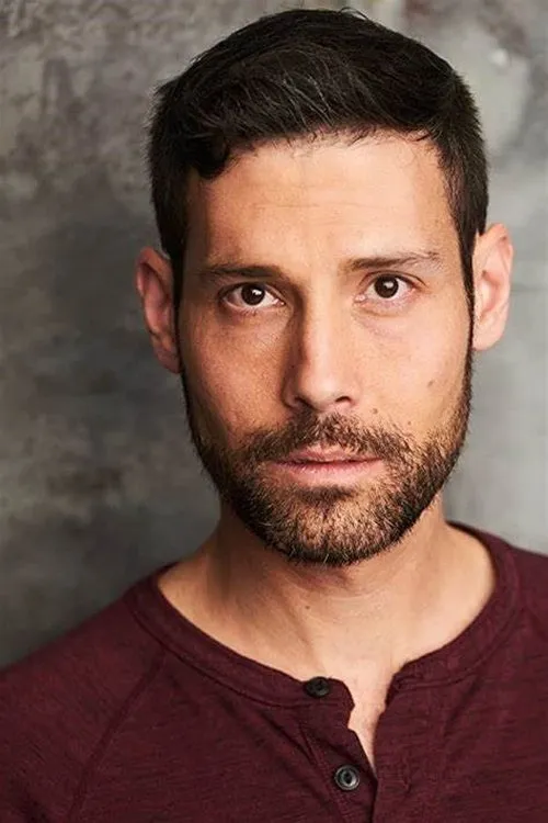 Adam Fried interpretando a Hank Eisenberg