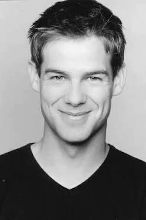 Adam Frost interpretando a