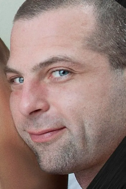 Adam Gunner interpretando a 