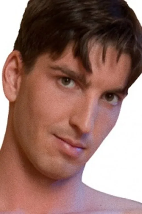 Adam Hanks interpretando a 